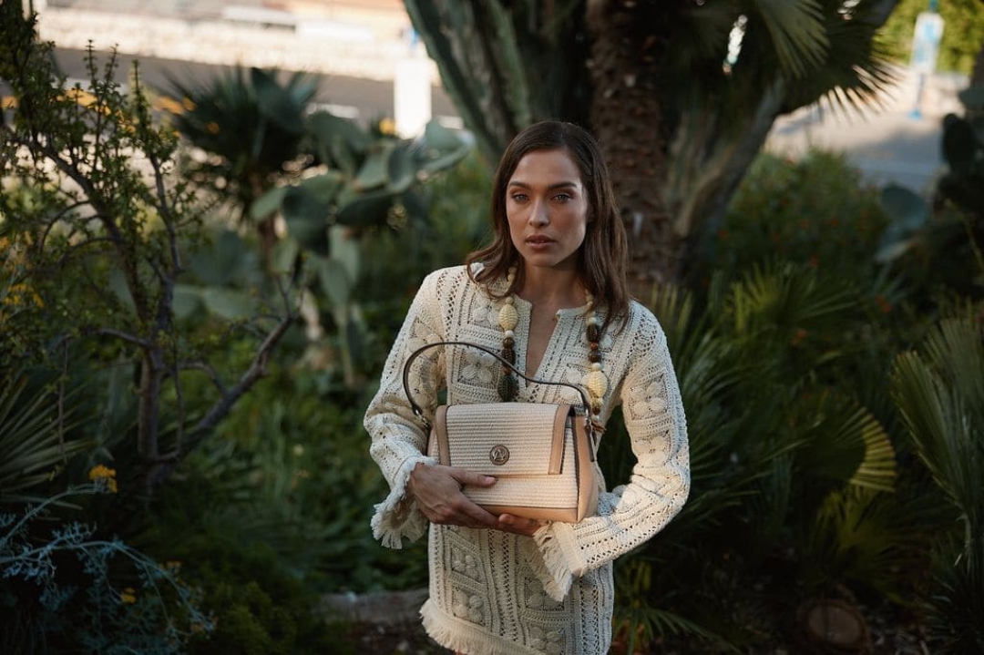 Ținută color block sau all beige? Ce geantă alegi în funcție de outfit