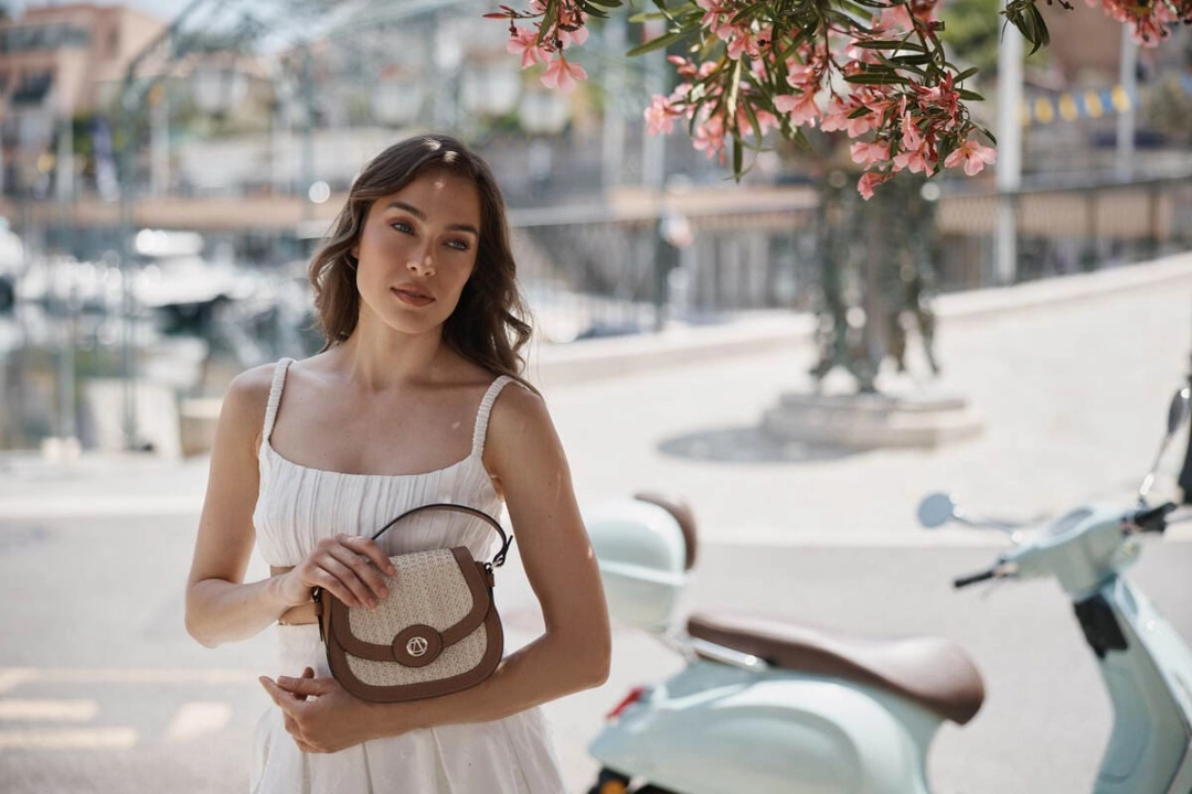 Geantă mini sau tote bag? Cum le porți și când să o alegi pe fiecare