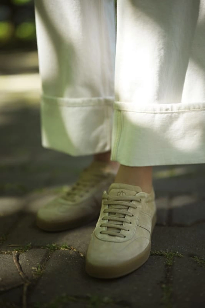 Cum alegi pantofii sport ideali pentru un look cu sacouri oversized și pantaloni de stofă