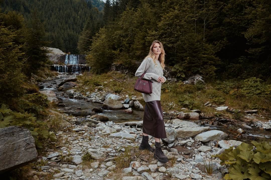 Eleganță fără efort: cum transformă botinele și fusta midi ținutele de iarnă?