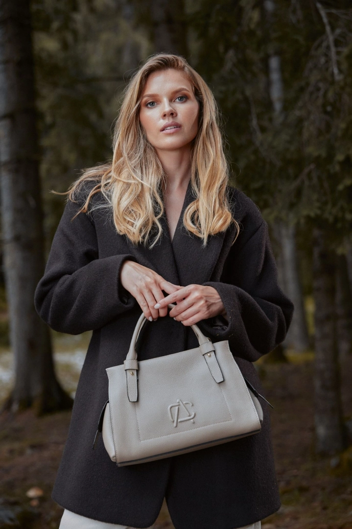 Secretul unui outfit classy de iarnă: cizmele peste genunchi și paltonul lung