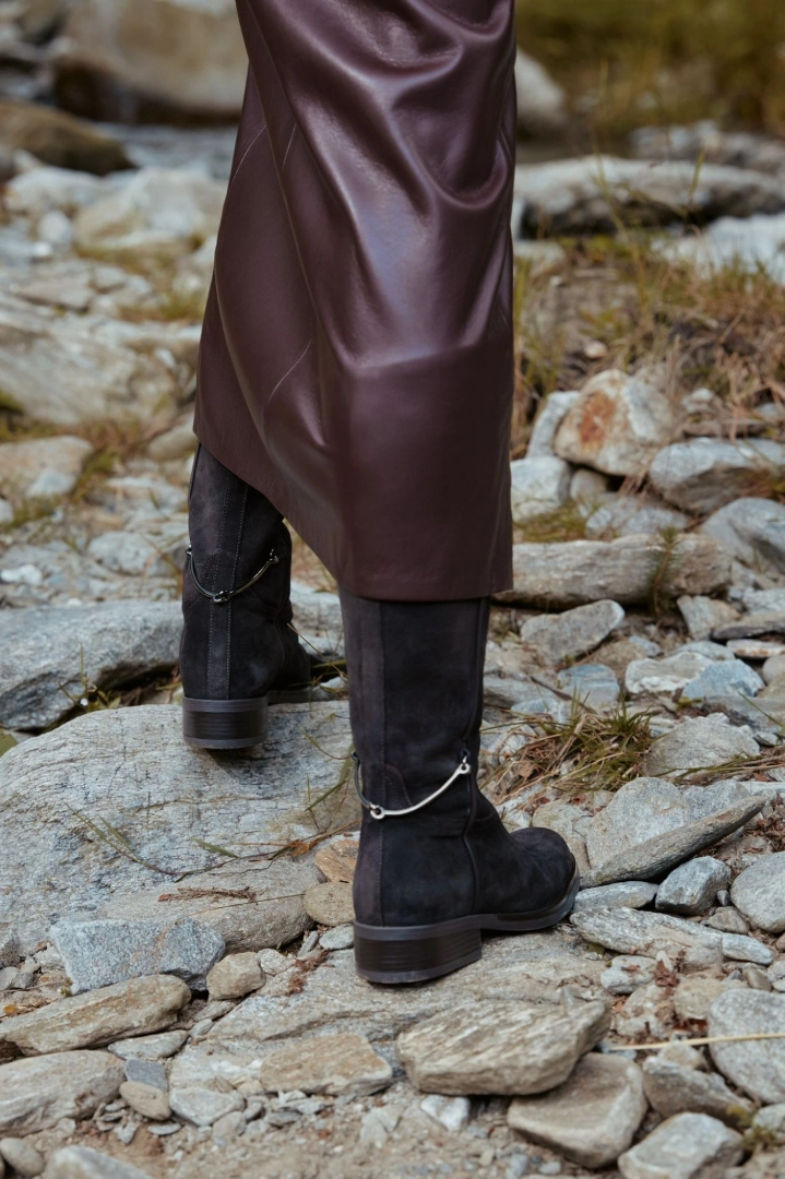 Cum să integrezi riding boots în outfituri smart-casual de birou?