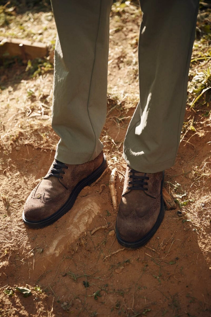 Cum să porți ghetele brogue cu pantaloni office pentru un look smart-casual