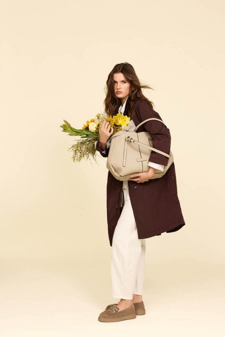 Stil personal între 25–30 de ani: încălțăminte și accesorii care te definesc