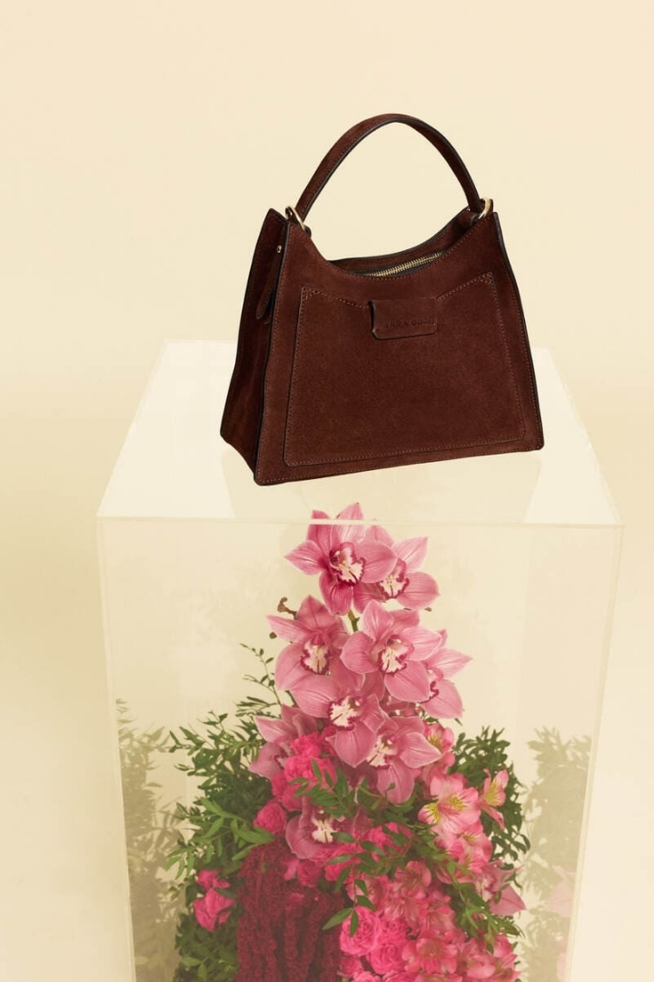 Cum asortezi o geantă sau o pereche de pantofi bordo în 5 ținute diferite?