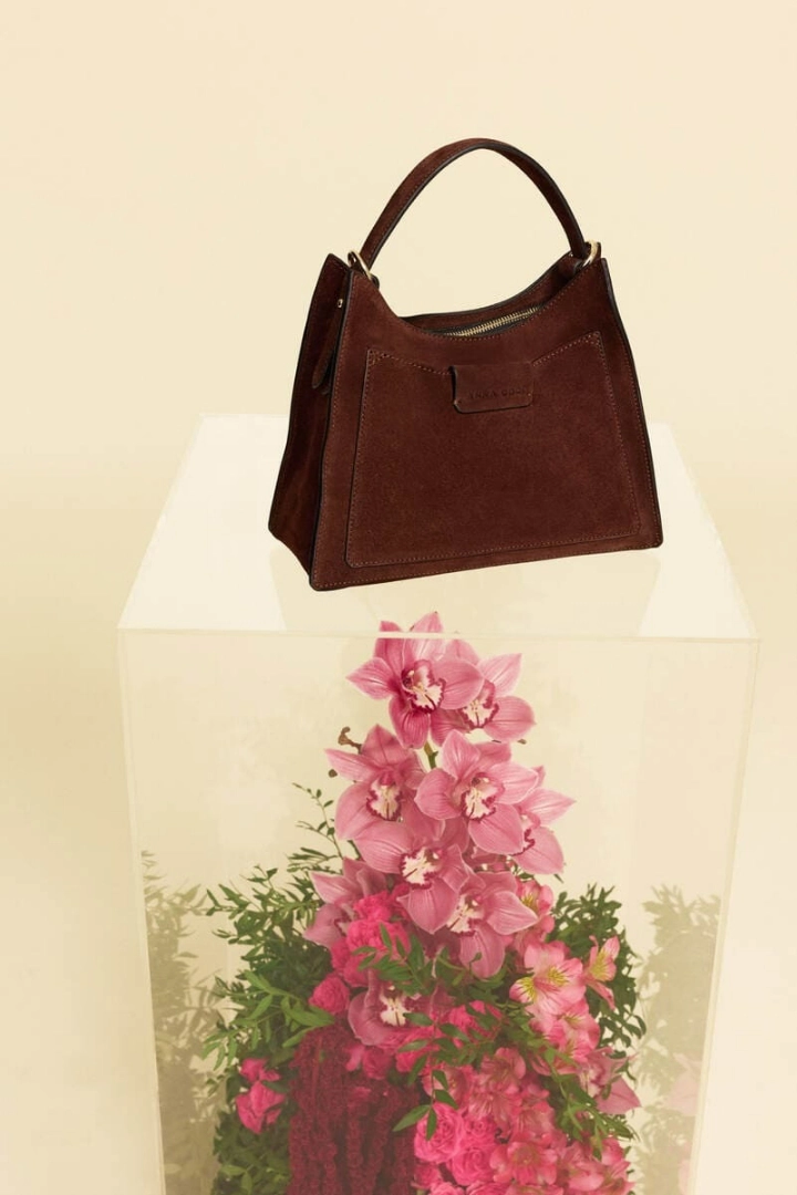 Cum asortezi o geantă sau o pereche de pantofi bordo în 5 ținute diferite?