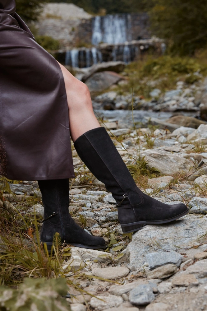 model care poartă o fustă din piele și cizme Anna Cori